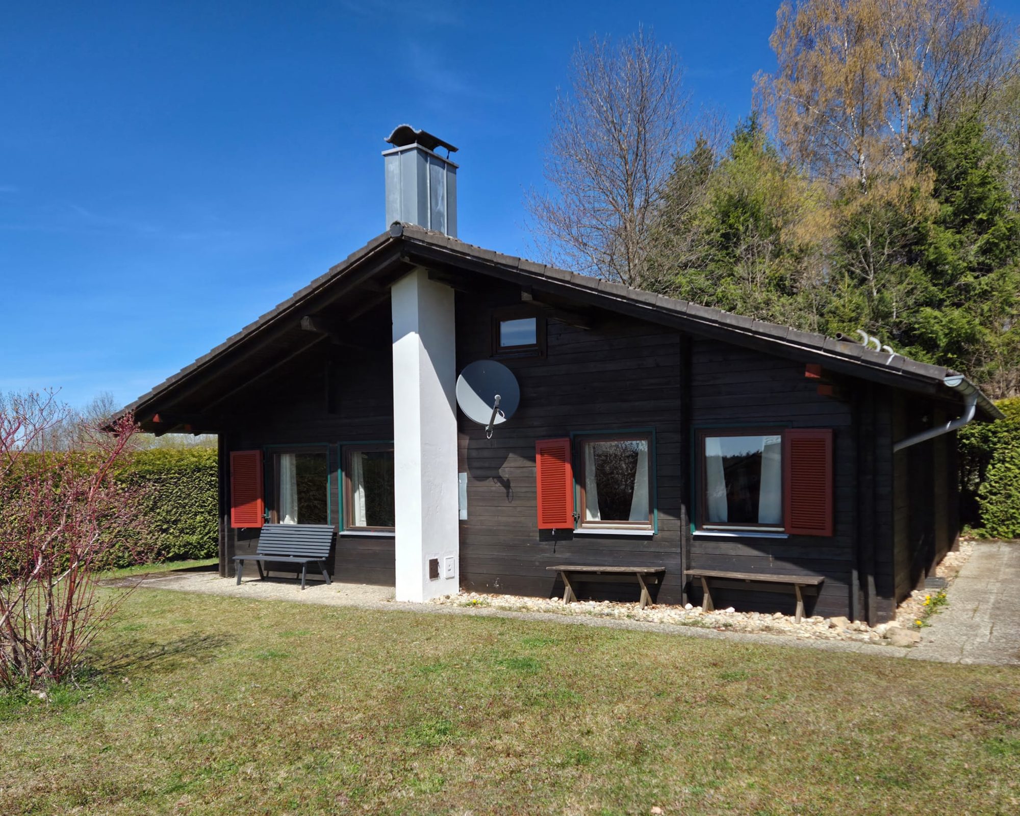 Holzhaus am Waldrand bei Grafenau